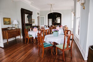 Free daily buffet breakfast - Carr Mansion (Galveston)
