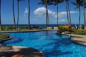 Utendørsbasseng og et oppvarmet basseng