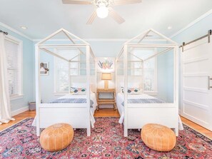 4 bedrooms, iron/ironing board, Internet, bed sheets