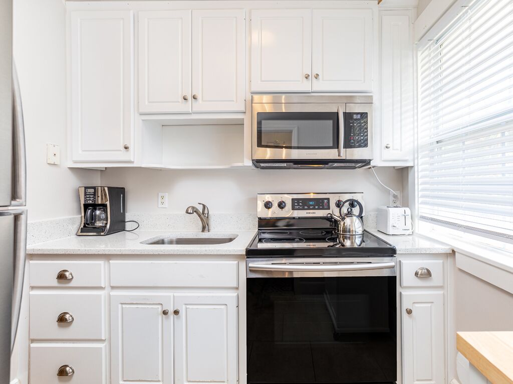 ثلاجة، ميكروويف، موقد طهي مسطح، ماكينة لصنع القهوة/الشاي