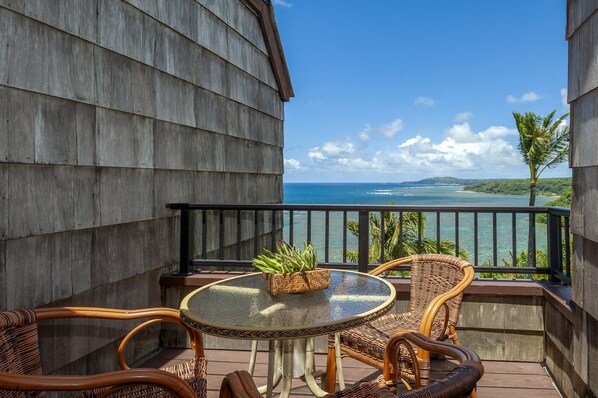 Outdoor dining - Oceanfront and updated, top floor, perfect for honeymoon (Princeville)