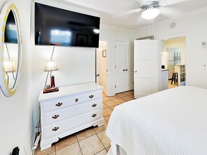 1 bedroom, iron/ironing board, internet, bed sheets - Captains Quarters A | 1.5 Blocks to Beach and Pier (Tybee Island)