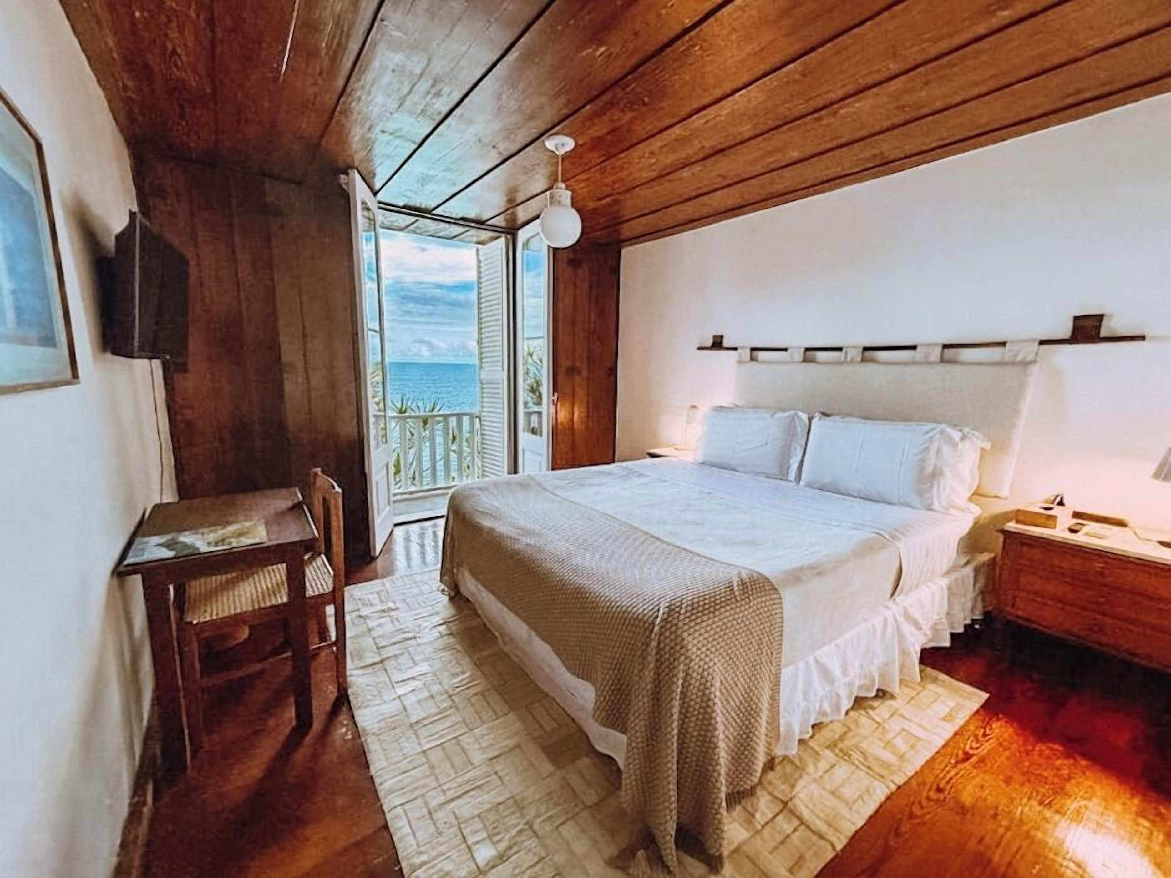 Suite Elis Regina | Minibar, in-room safe, blackout curtains, iron/ironing board