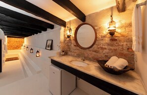 Loft Tom Jobim | Bathroom | Shower, towels -  CLIFFSIDE - Boutique Hotel & Spa (Rio de Janeiro)