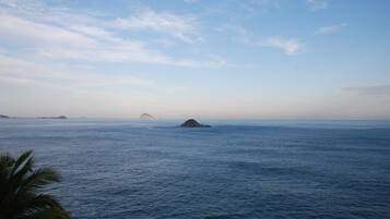 Mare calmo con isole in lontananza sotto un cielo sereno.