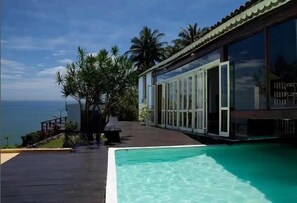 Outdoor pool, pool loungers -  CLIFFSIDE - Boutique Hotel & Spa (Rio de Janeiro)
