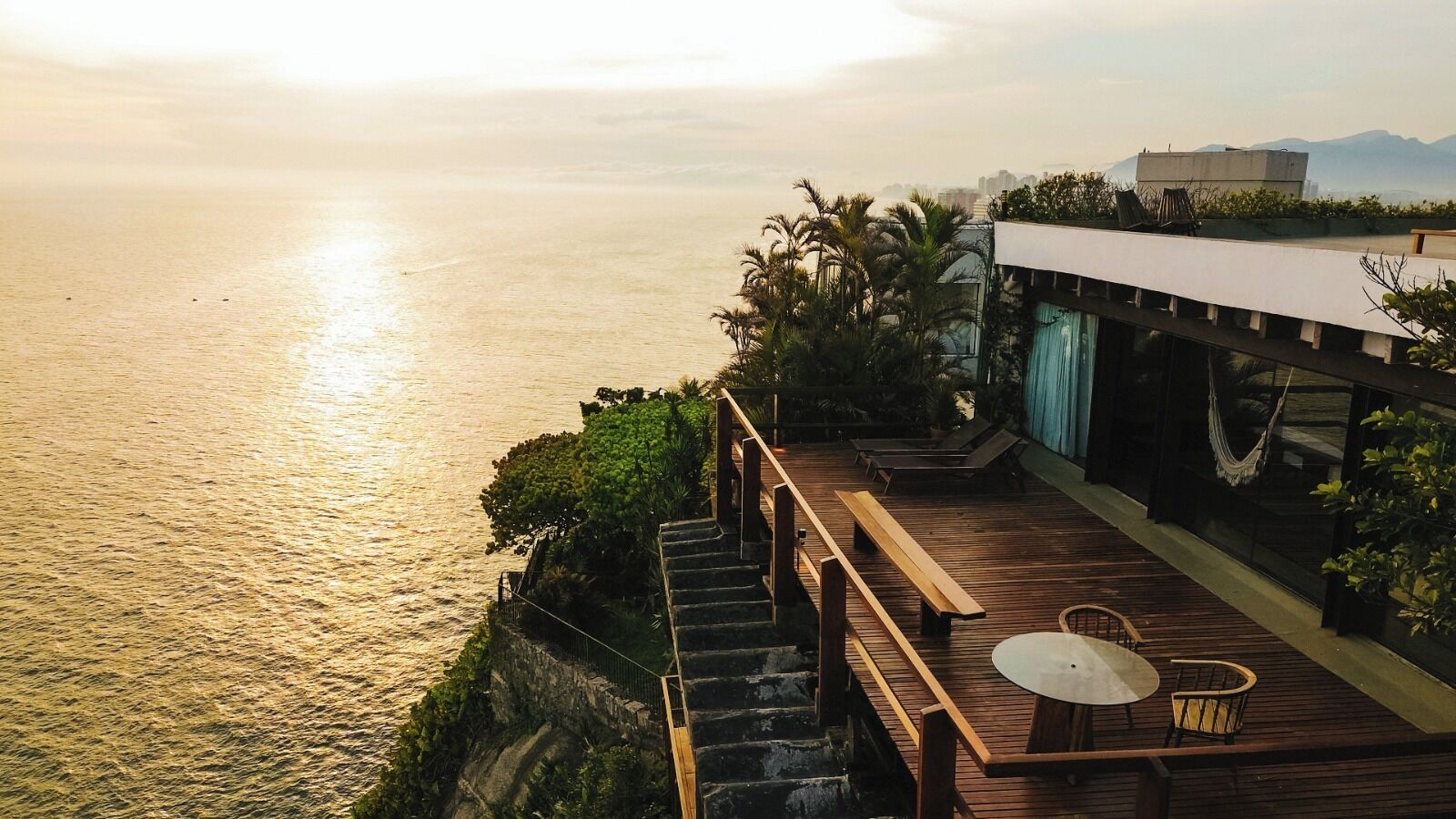 Loft Tom Jobim | Minibar, in-room safe, blackout curtains, iron/ironing board