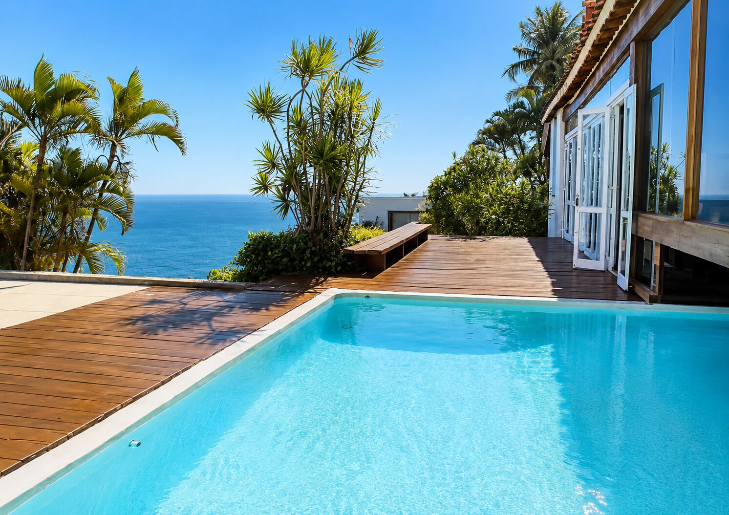 Una piscina al aire libre, sillones reclinables de piscina