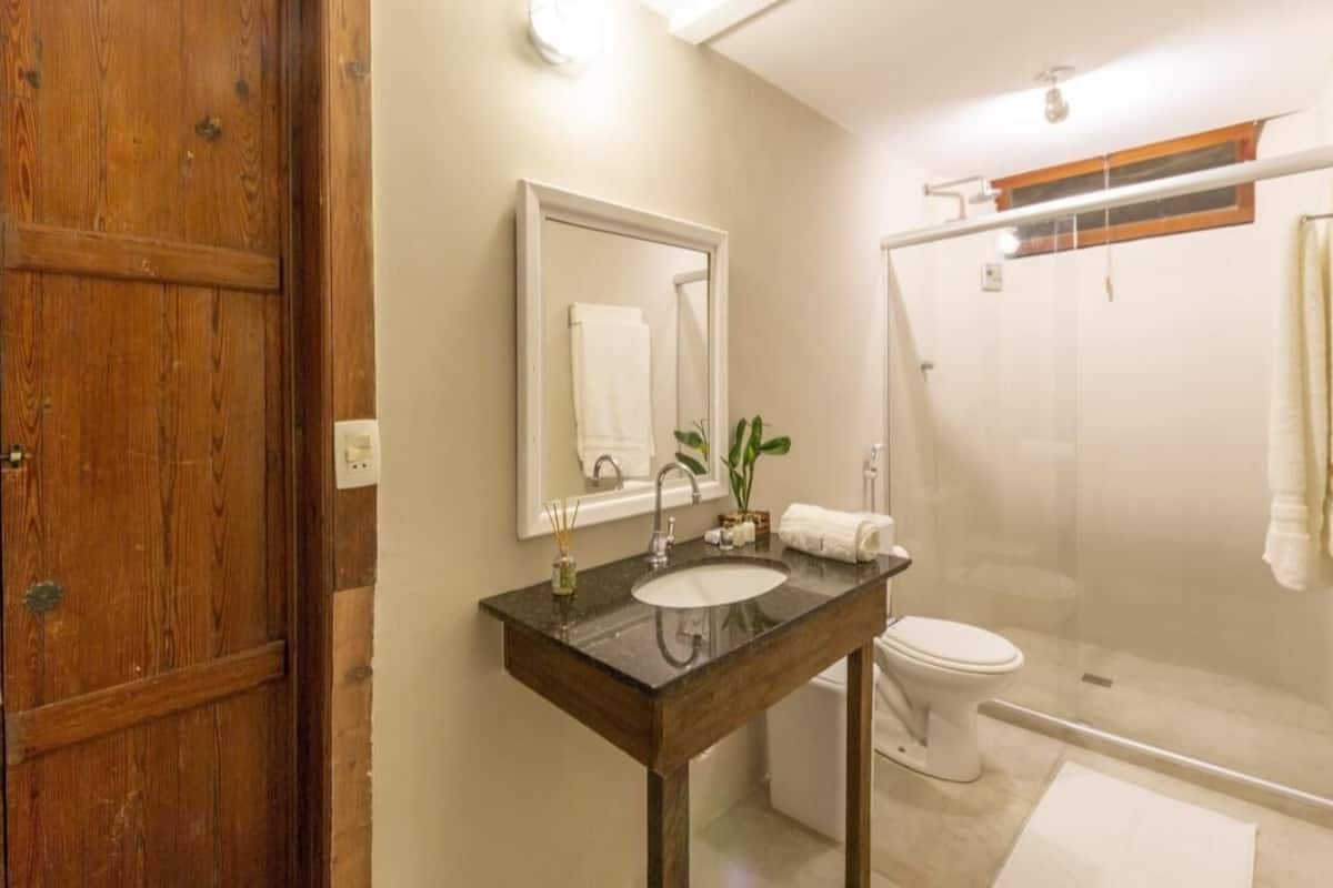 suite bethania | bathroom | shower, towels
