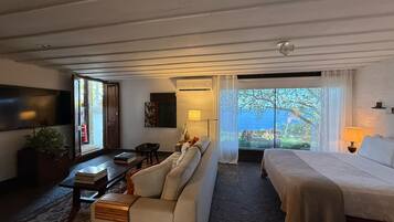 Suite Bethania | Minibar, in-room safe, blackout drapes, iron/ironing board