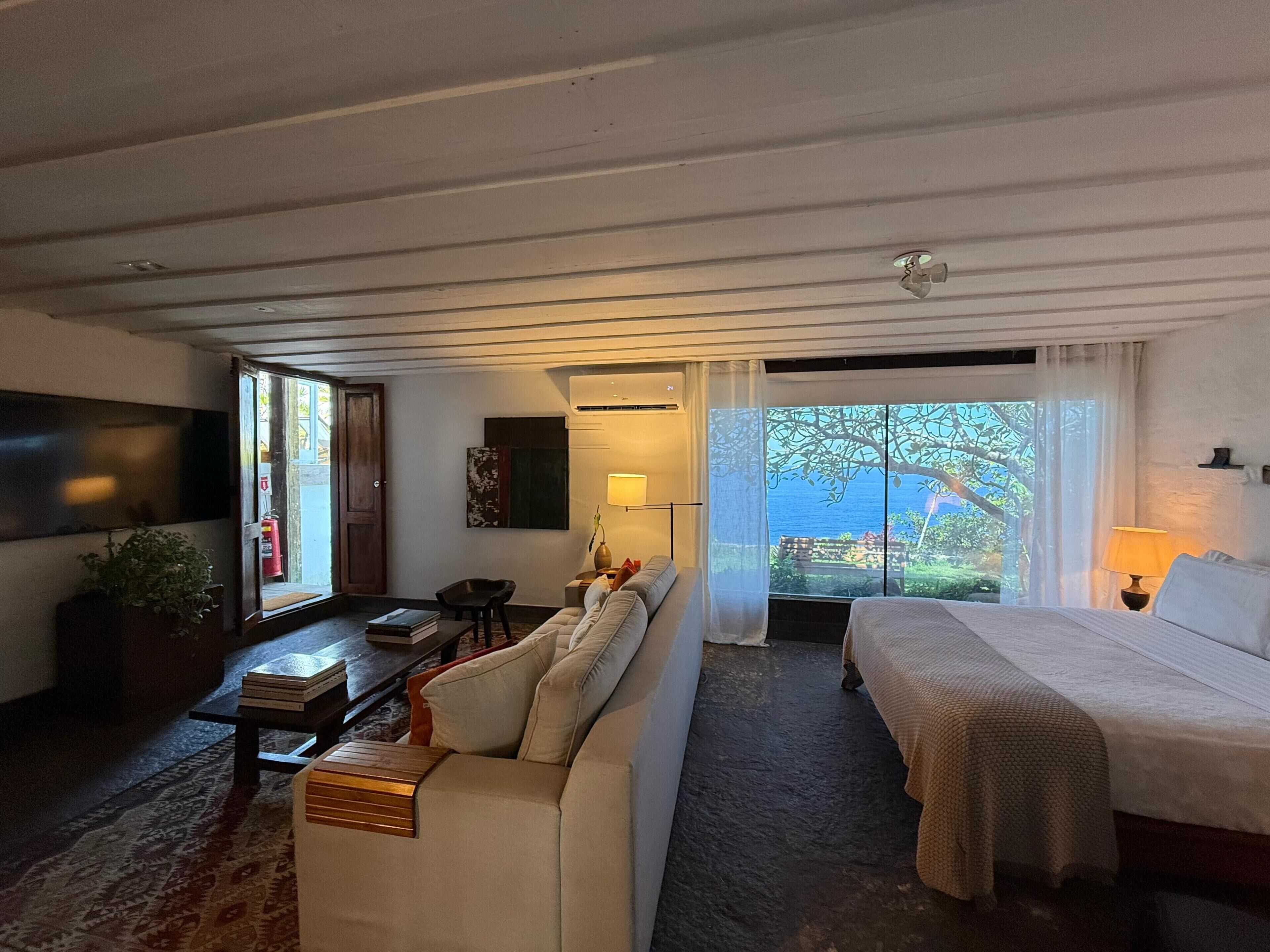 Suite Bethania | Minibar, in-room safe, blackout curtains, iron/ironing board