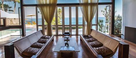 39-inch Smart TV with digital channels, TV, Netflix