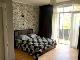 华丽双人房, 1 张特大床, 阳台 | 1 多间卧室、隔音、熨斗/熨板、折叠床/加床（额外收费）