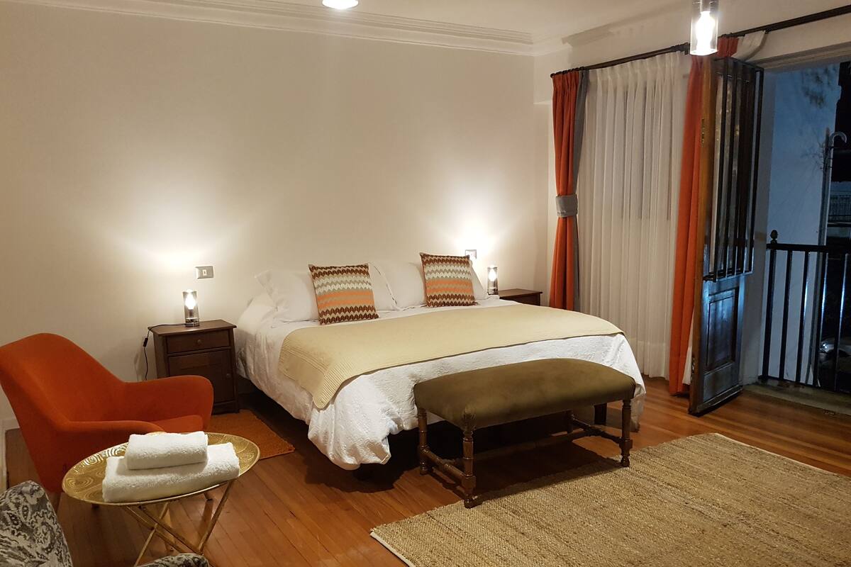 Business Double Room, 1 Bedroom, Smoking, Ensuite | Desk, WiFi (free), bed sheets