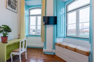 Standard Double Room with shared toilet | Individualmente decorados, individualmente mobiliados