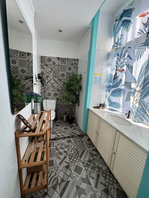 Deluxe Quadruple Room with private toilet | ห้องน้ำ | ไดร์เป่าผม, ผ้าเช็ดตัว