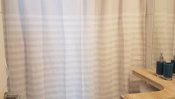 Apartament, 2 dormitoris, 2 banys | Bany | Combinació de dutxa i banyera, tovalloles i xampú