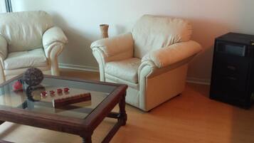 Apartamento, 2 habitaciones, 2 baños | Zona de estar | Una televisión de pantalla plana