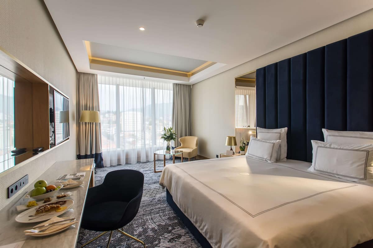 hypo-allergenic bedding, minibar, in-room safe, desk