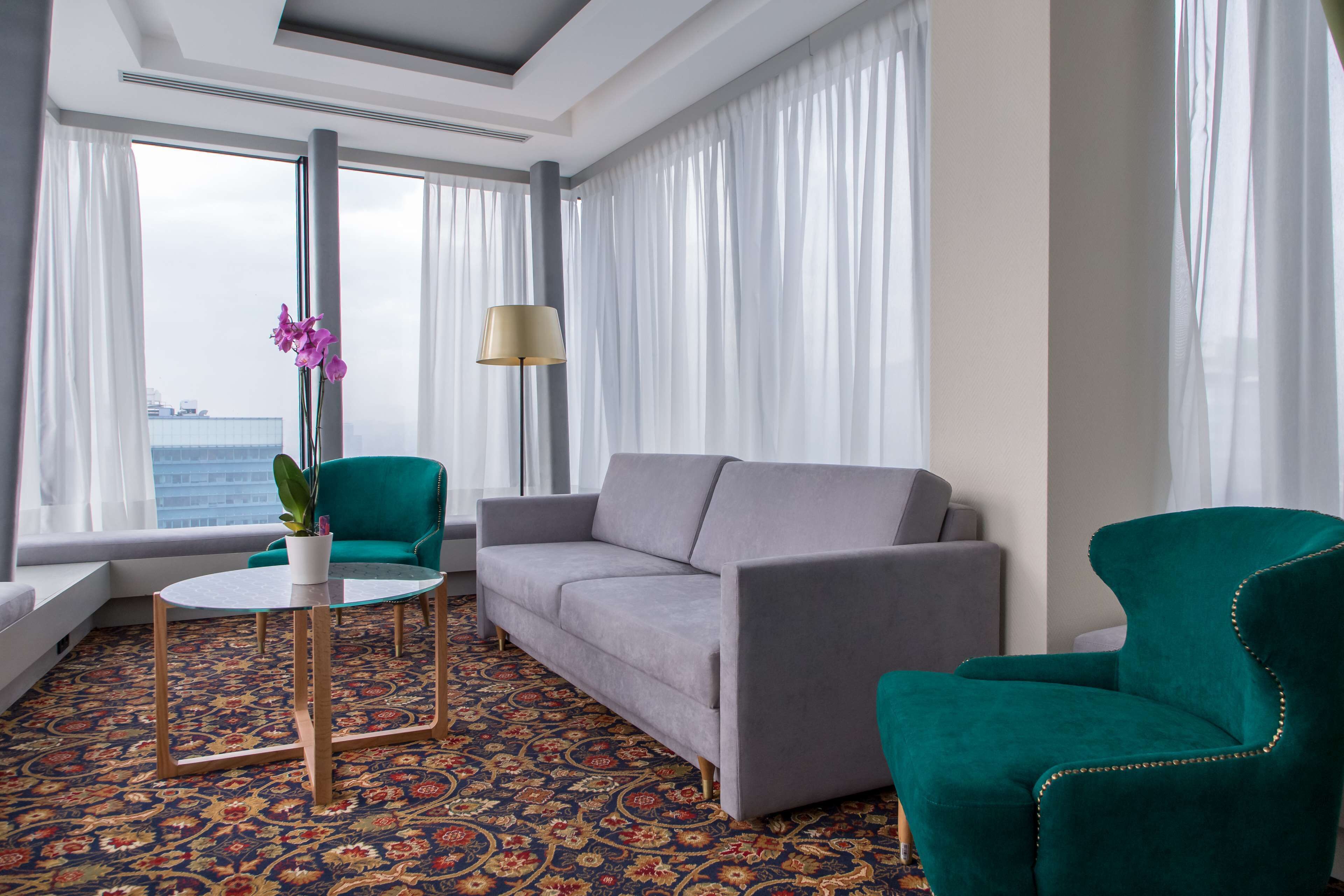 小型套房, 1 张特大床和 1 张沙发床 | 1 多间卧室、防过敏的被褥、迷你吧、客房内保险箱