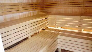 Una sauna con varios bancos y listones de madera.