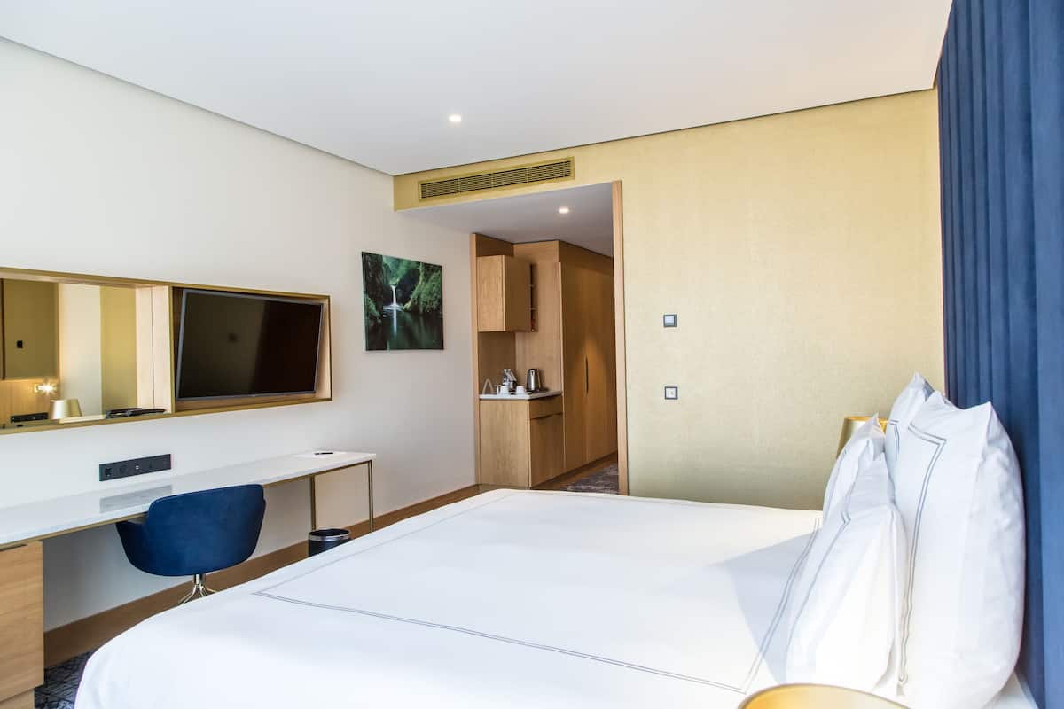1 bedroom, hypo-allergenic bedding, minibar, in-room safe