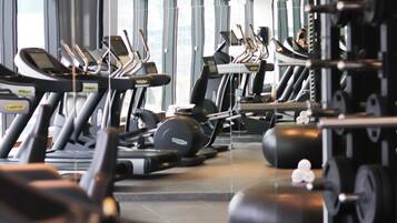 Ett gym med löpband, träningsbollar och styrketräningsmaskiner.