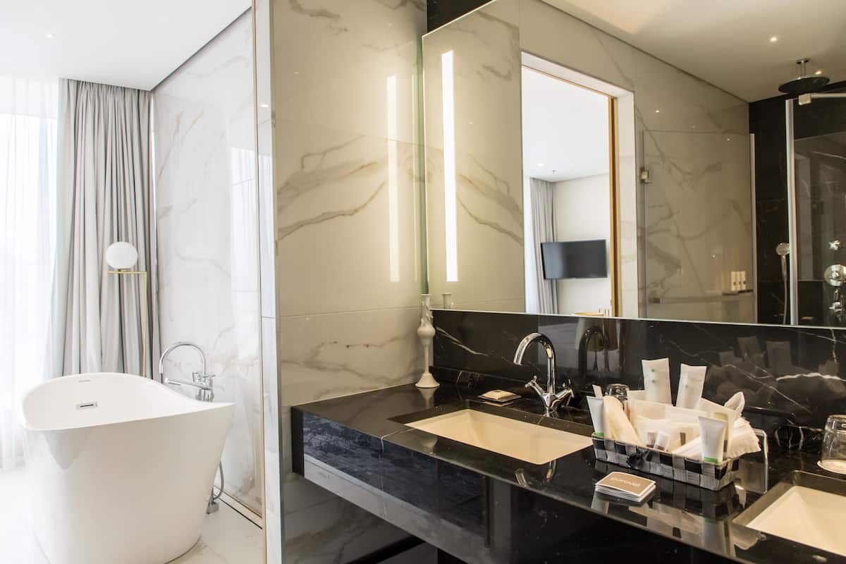 executive suite, 1 king bed with sofa bed (panorama) | bathroom | shower, rainfall showerhead, free toiletries, hair dryer