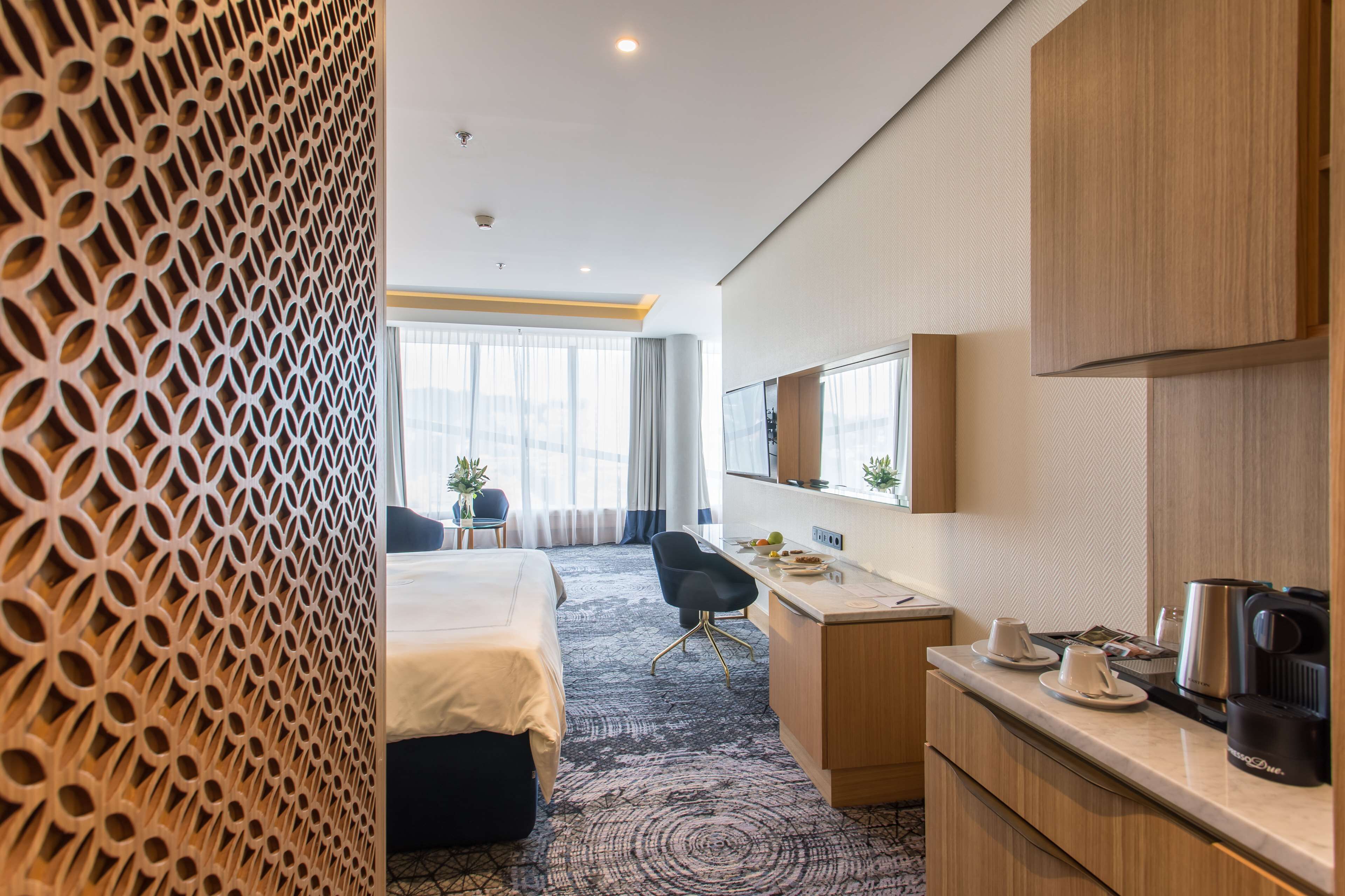 junior suite, 1 king bed with sofa bed | hypo-allergenic bedding, minibar, in-room safe, desk