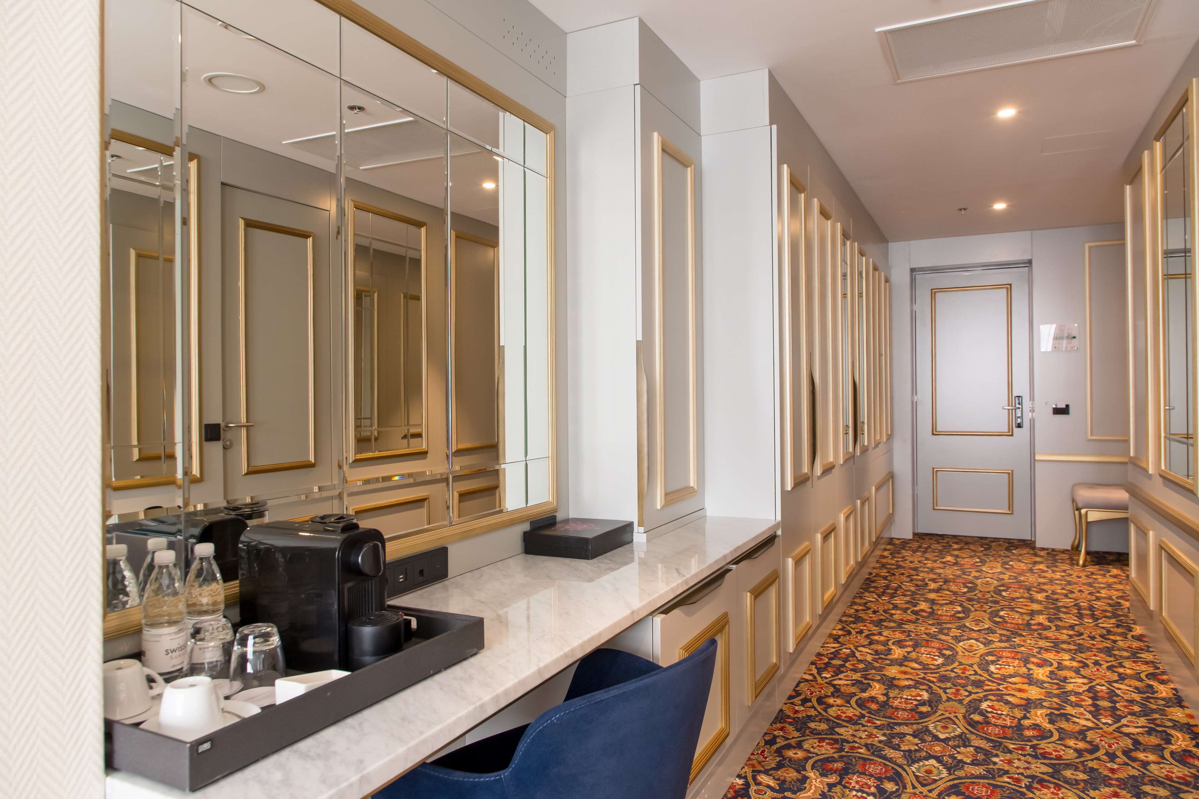 junior suite, 1 king bed with sofa bed | hypo-allergenic bedding, minibar, in-room safe, desk