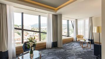 Junior-Suite, 1 King-Bett und Schlafsofa | 1 Schlafzimmer, Allergikerbettwaren, Minibar, Zimmersafe