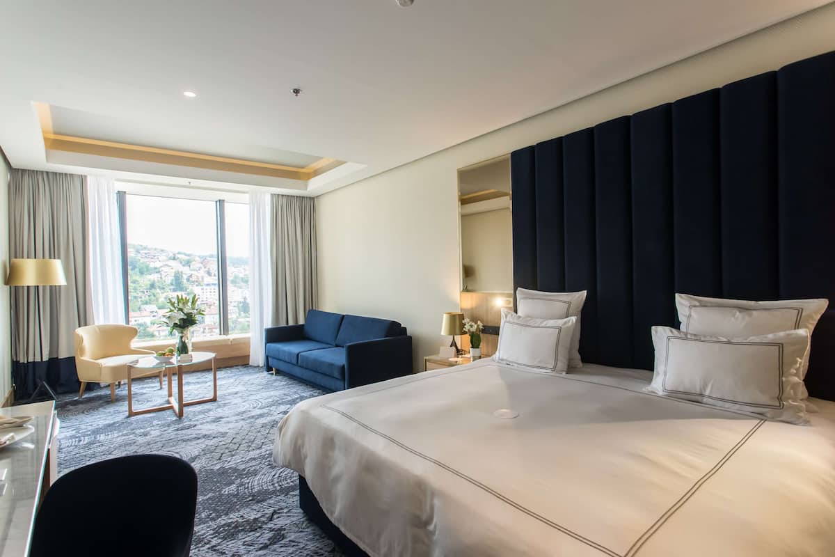 swiss, room | hypo-allergenic bedding, minibar, in-room safe, desk