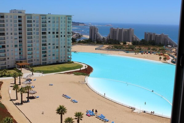 Piscine extérieure en saison