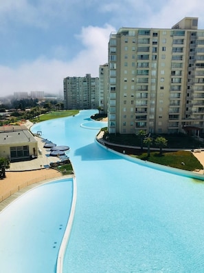 Piscine extérieure en saison