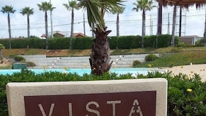 A sign with the words "VISTA MAR" indicating a location or property name. - Departamento Algarrobo Condominio Laguna (Algarrobo)