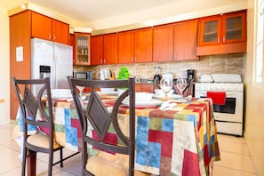 独立别墅, 3 间卧室 | 私人厨房 | 大冰箱、微波炉、烤箱、炉灶