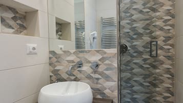 Chambre Confort | Salle de bain | Douche, douche à « effet pluie », sèche-cheveux, serviettes fournies