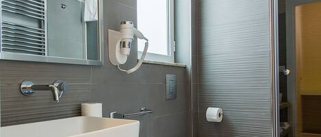 Superior Double Room | Bathroom | Shower, rainfall showerhead, hair dryer, towels