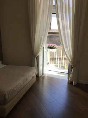 Comfort Room | Premium bedding, down comforters, memory foam beds, minibar - NovaNova (Naples)