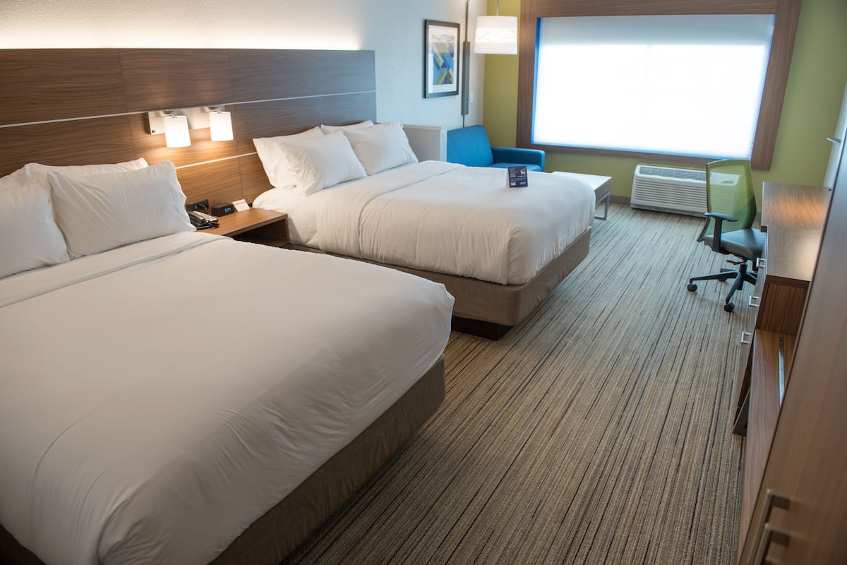 Down duvets, in-room safe, desk, blackout curtains