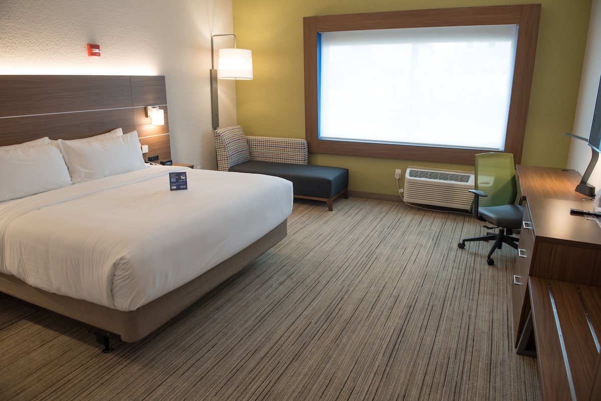 Down duvets, in-room safe, desk, blackout curtains