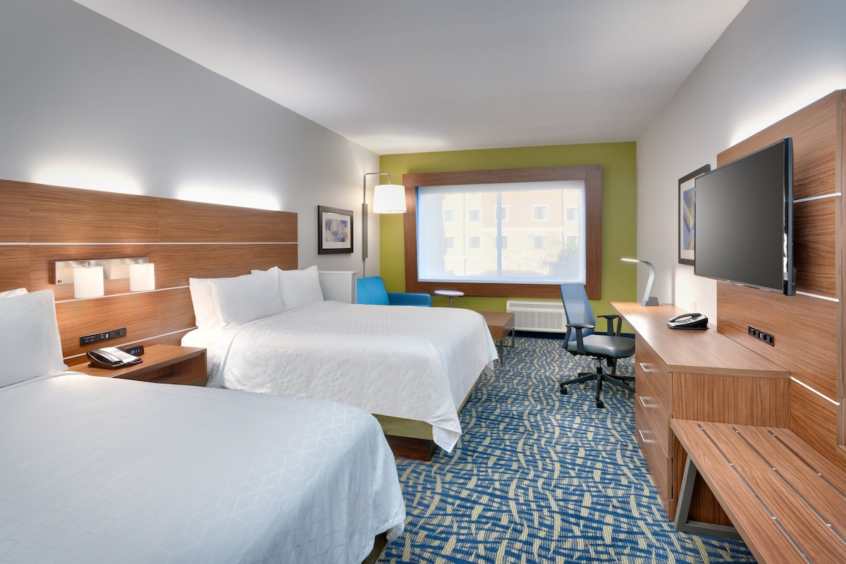 Suite, varias camas | Escritorio, espacio para trabajar con laptop y cortinas blackout