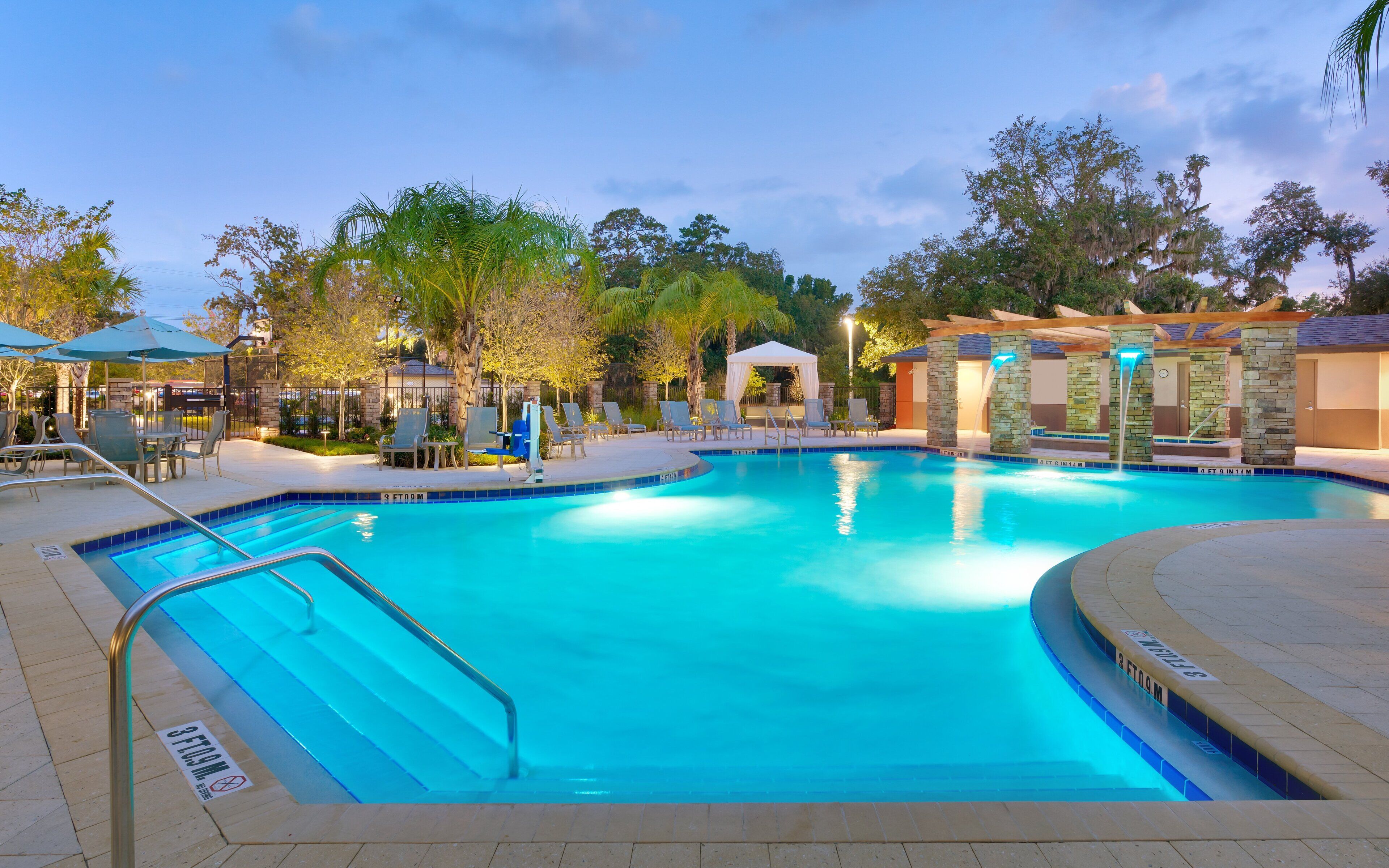 屋外プール、営業時間 8:00 ～ 22:00、カバナ (無料)、プール パラソル