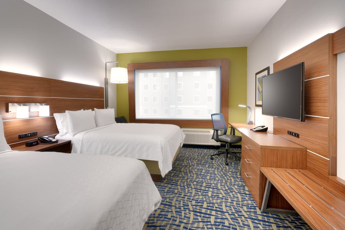 Escritorio, espacio para trabajar con laptop y cortinas blackout