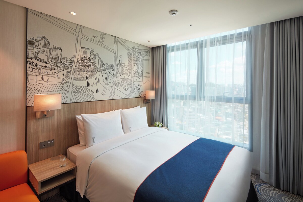Standaard kamer, 1 queensize bed (Extra Floor Space with Free Breakfast) | Een kluis op de kamer, een bureau, verduisterende gordijnen