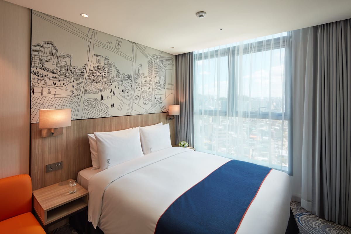 Standardrum - 1 queensize-säng (Extra Floor Space with Free Breakfast) | Värdeförvaringsskåp på rummet, skrivbord och mörkläggningsgardiner