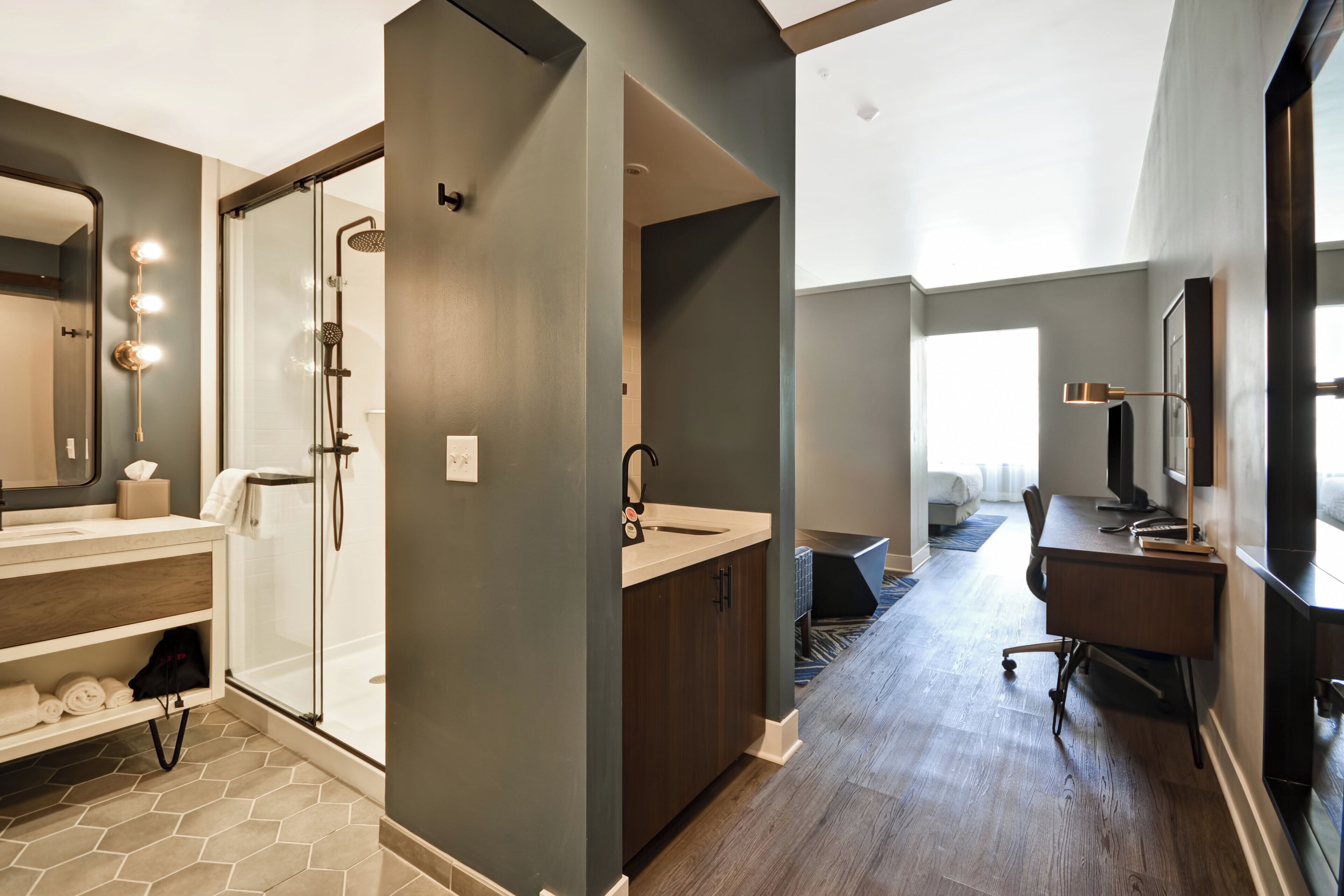 Un bagno moderno con doccia, lavabo e mobile contenitore.