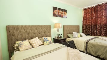 1 غرفة نوم وأغطية فراش متميزة وخزنة داخل الغرفة وبديكورات فريدة لكل غرفة