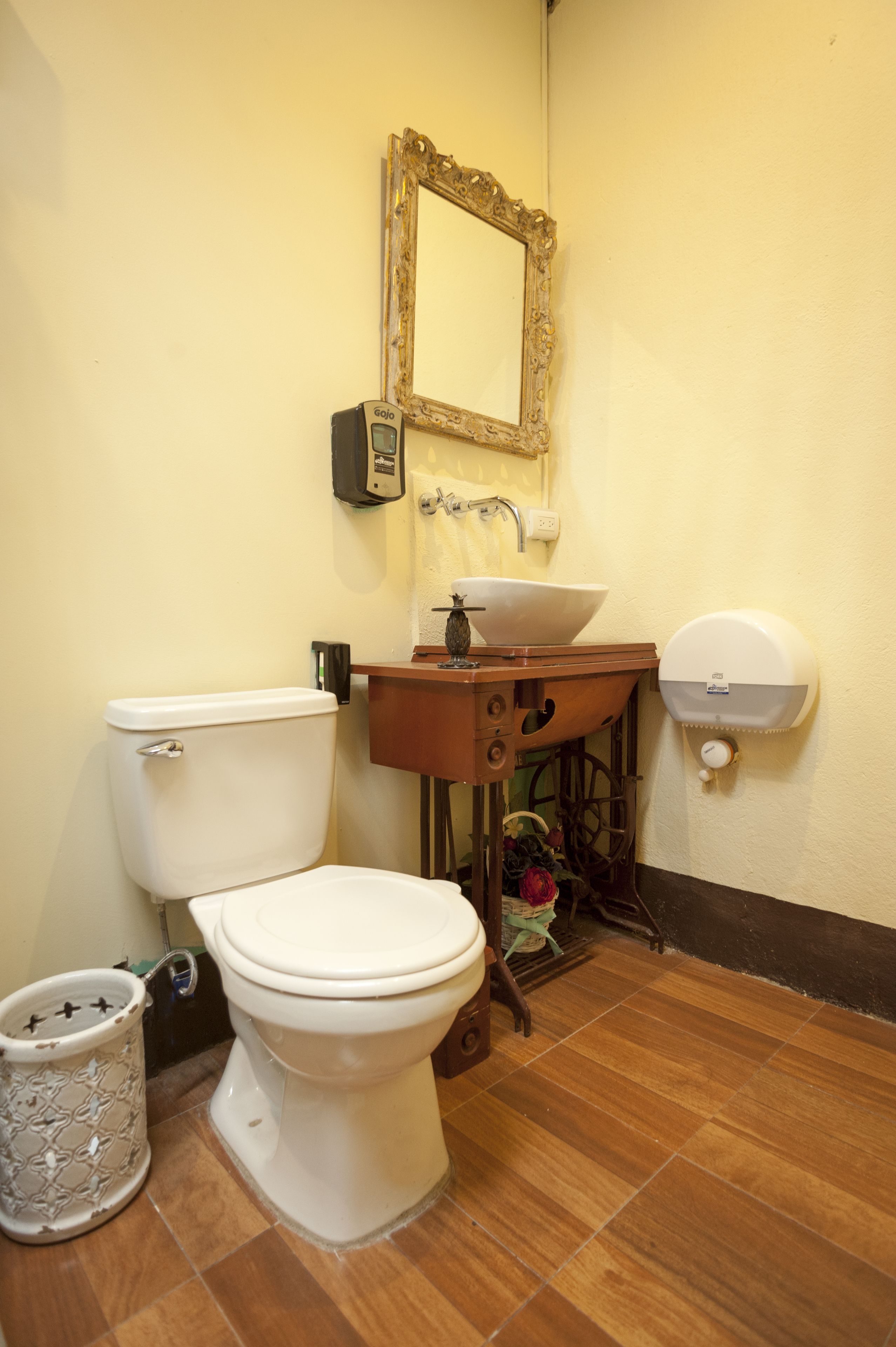Ein Badezimmer mit Toilette, Waschbecken und Spiegel.