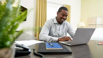 Escritorio, espacio para trabajar con laptop y cortinas blackout